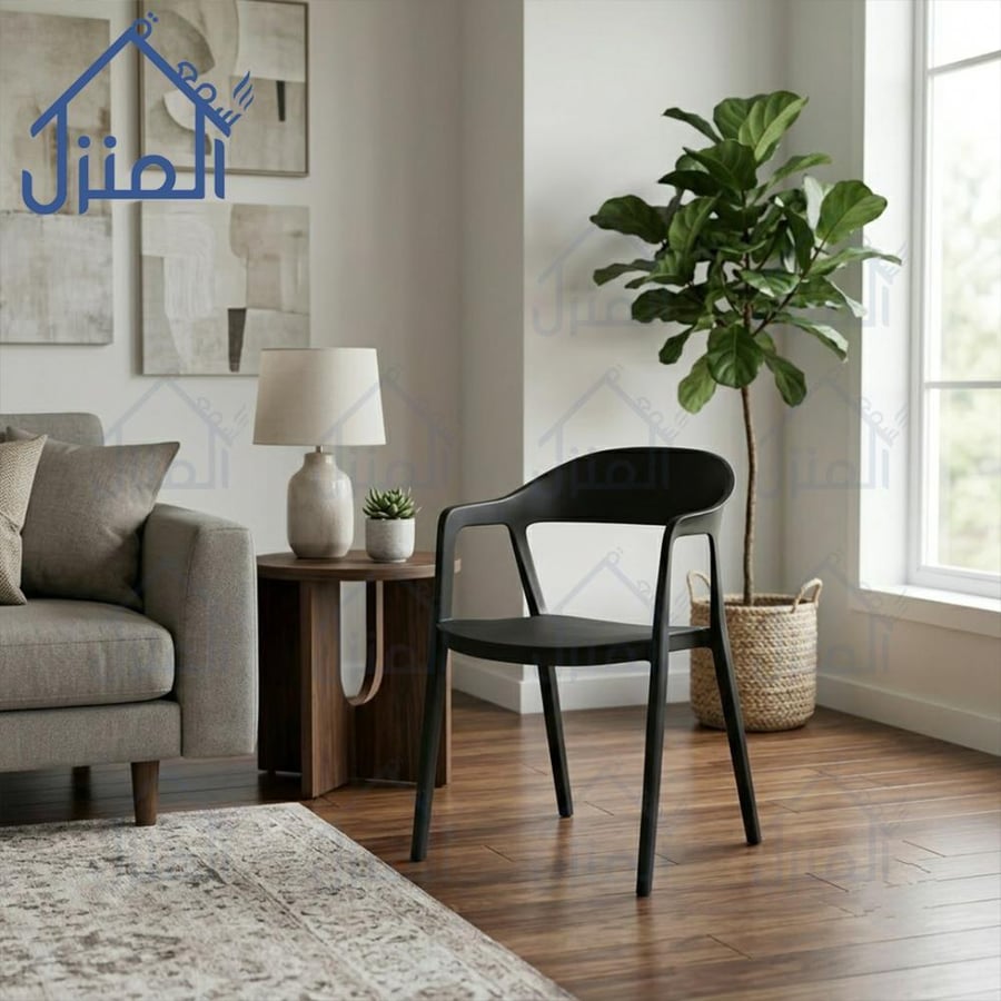 كرسي مودرن أسود بمساند ذراعين وتصميم انسيابي أنيق