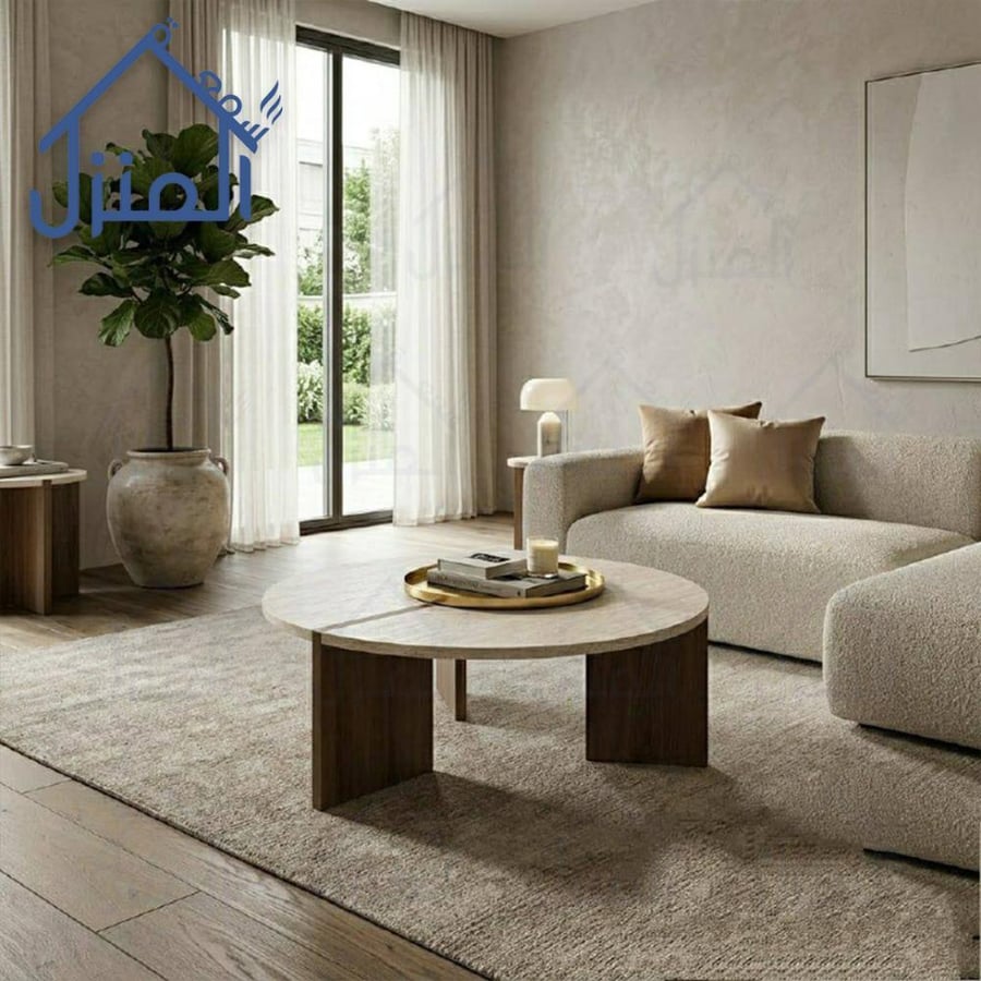 طاولة وسط دائرية بسطح خشبي وقواعد خشبية عريضة بتصميم مودرن