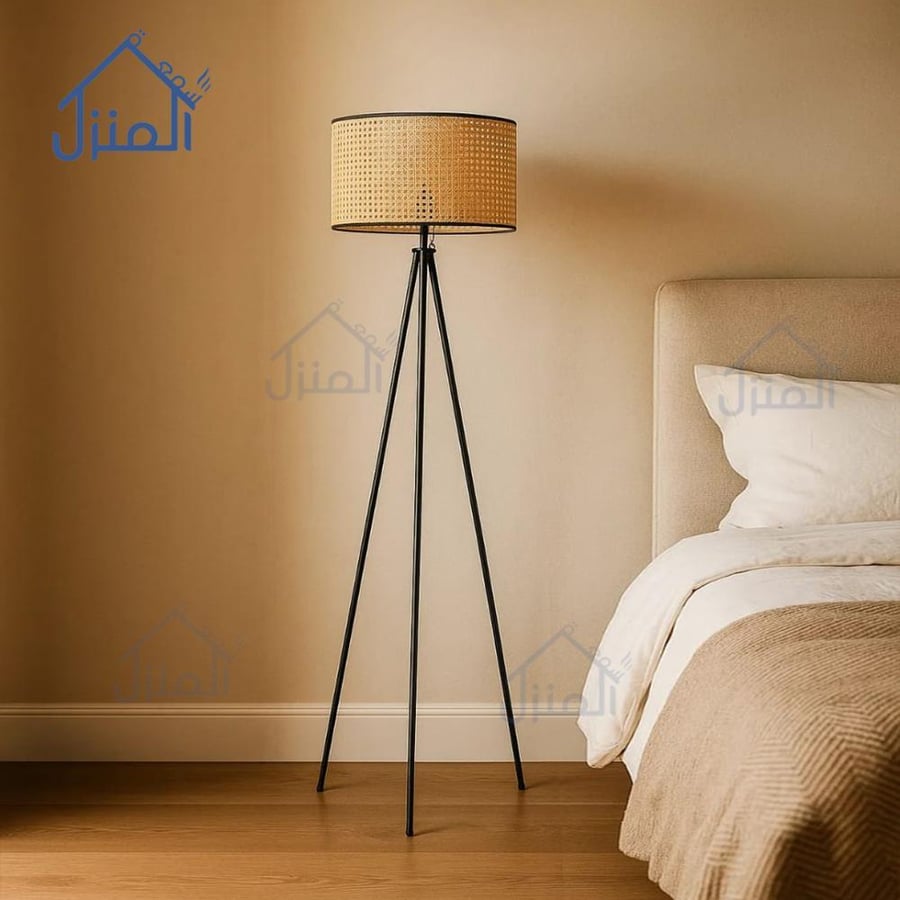 أباجورة استاند ثلاثية سوداء بغطاء شبكة راتان وتصميم عصري أنيق