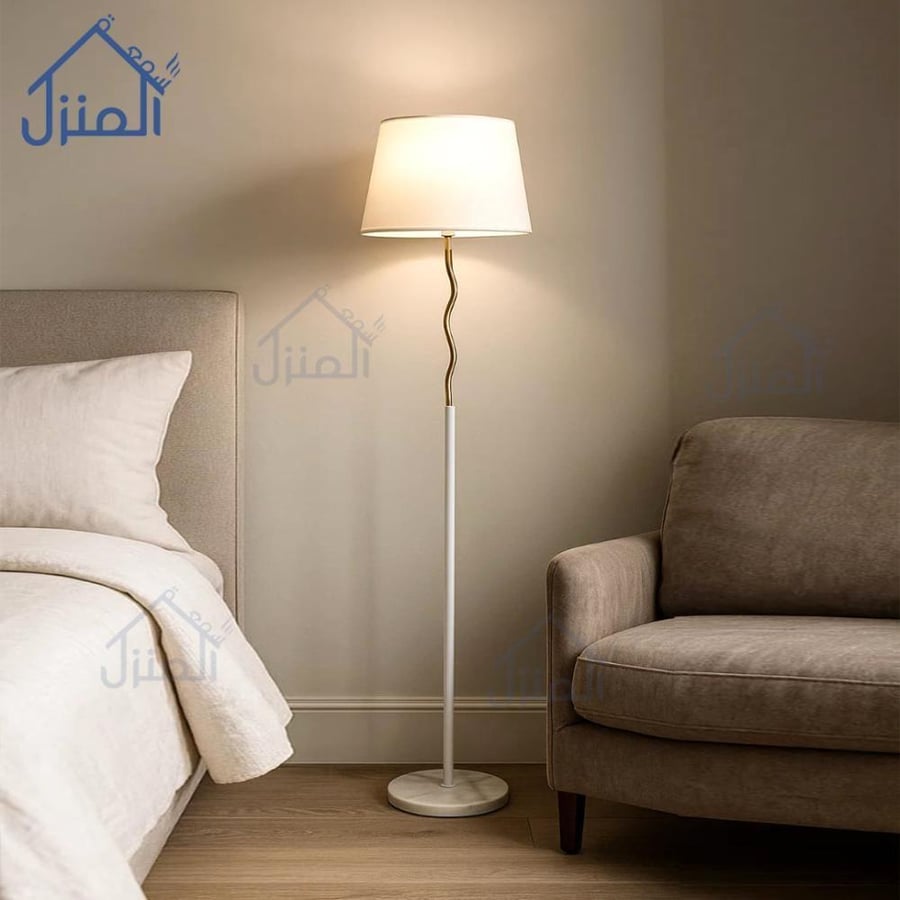 أباجورة استاند أبيض وذهبي بقاعدة رخام وتصميم ملتوي أنيق