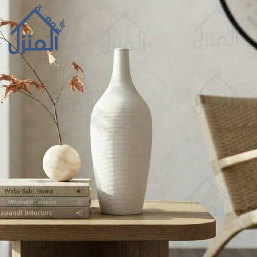 فازة ديكور بتصميم انسيابي أبيض بملمس مخطط ولمسة عصرية أنيقة