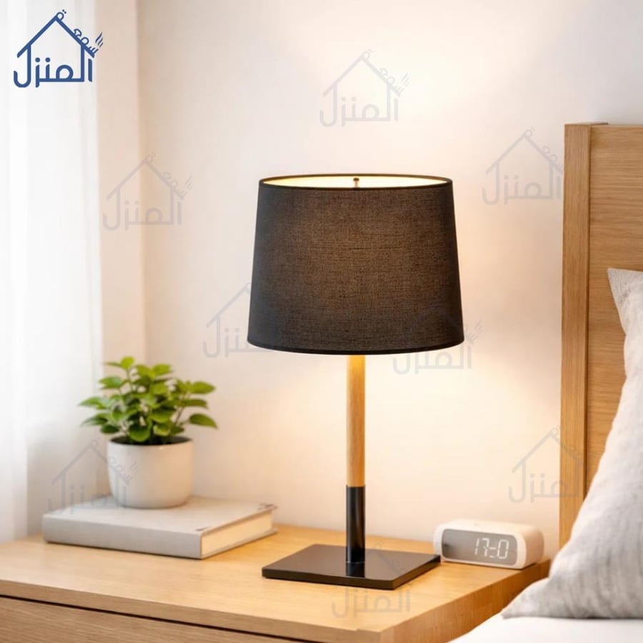 أباجورة طاولة فاخرة بتصميم عصري غطاء داكن بإضاءة ناعمة وقاعدة أنيقة
