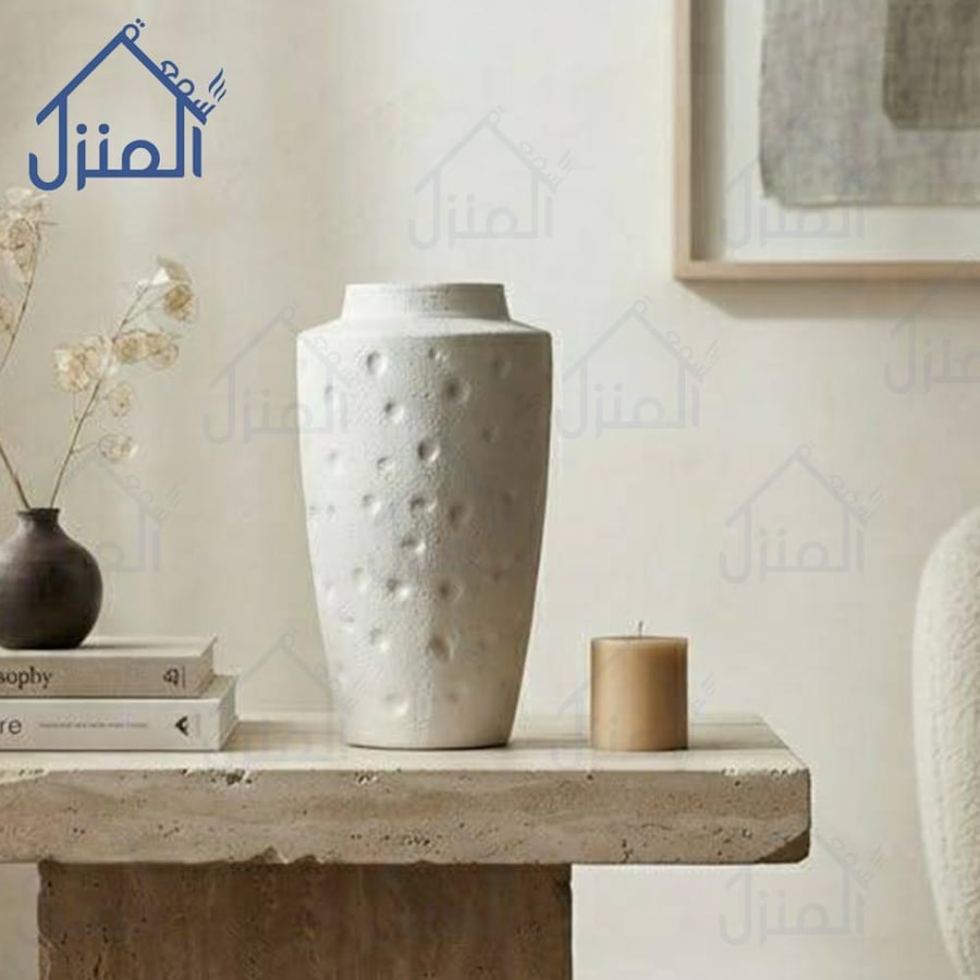 فازة ديكور بنتوءات خزفية متناثرة باللون العاجي بتصميم عضوي أنيق