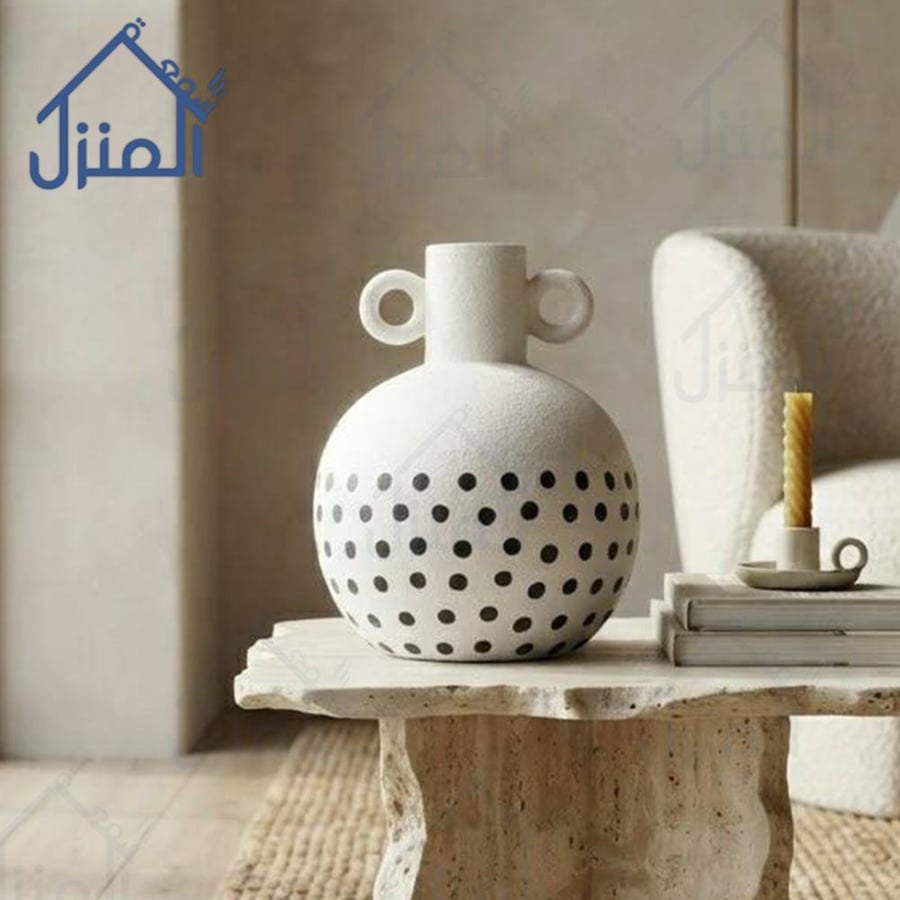 فازة ديكور بتصميم دائري أبيض مزخرف بالنقاط السوداء ومقابض فنية