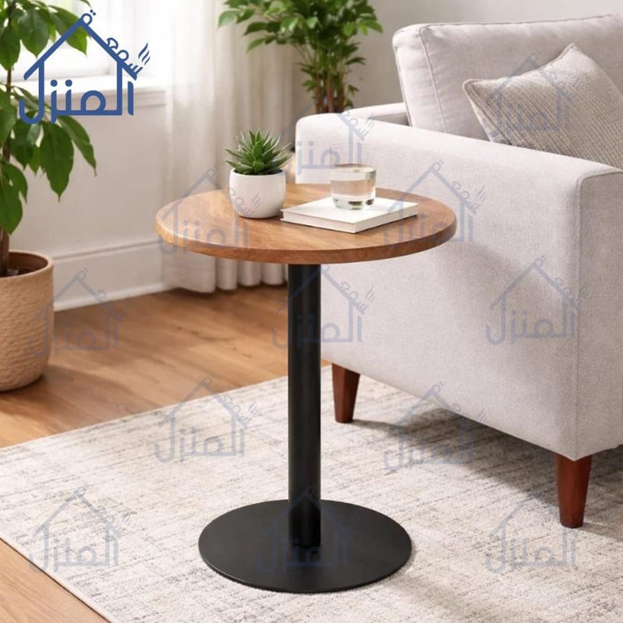 طاولة جانبية دائرية بسطح خشبي بني وقاعدة معدنية سوداء بتصميم مودرن