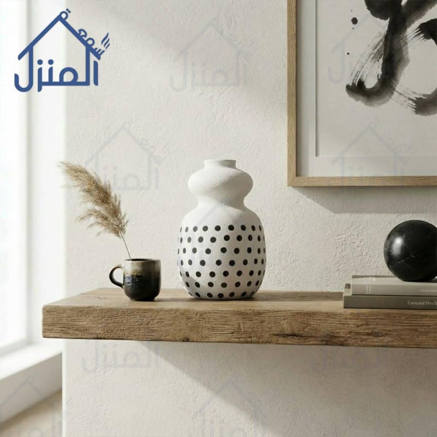 فازة ديكور بيضاء بتصميم مموج منقط يجمع بين الطابع الفني والعصري