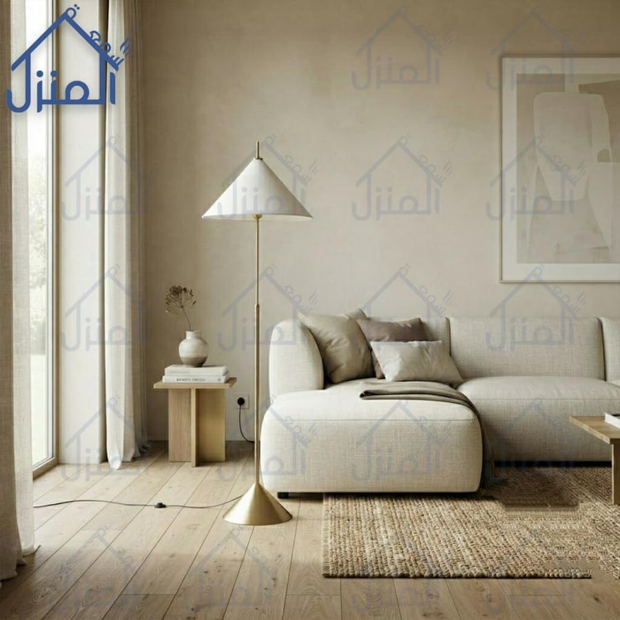 مصباح أرضي ذهبي بغطاء أبيض مخروطي بتصميم عصري أنيق