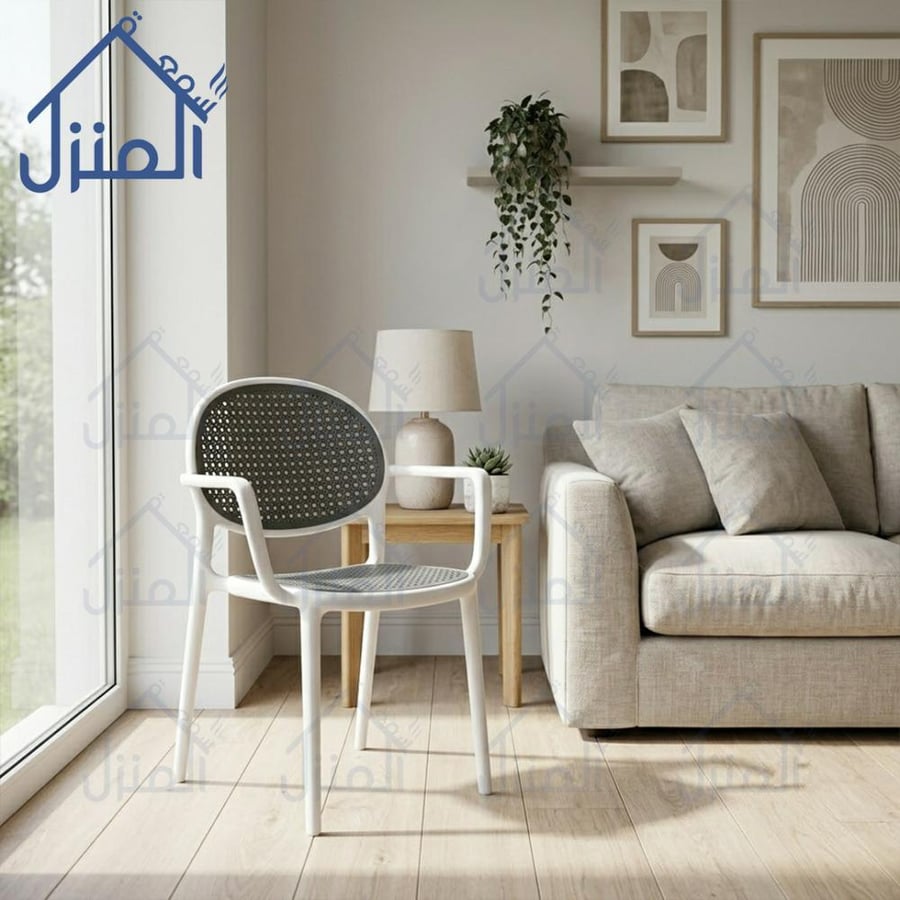 كرسي مودرن أبيض بتصميم رتان ومساند ذراعين مريحة