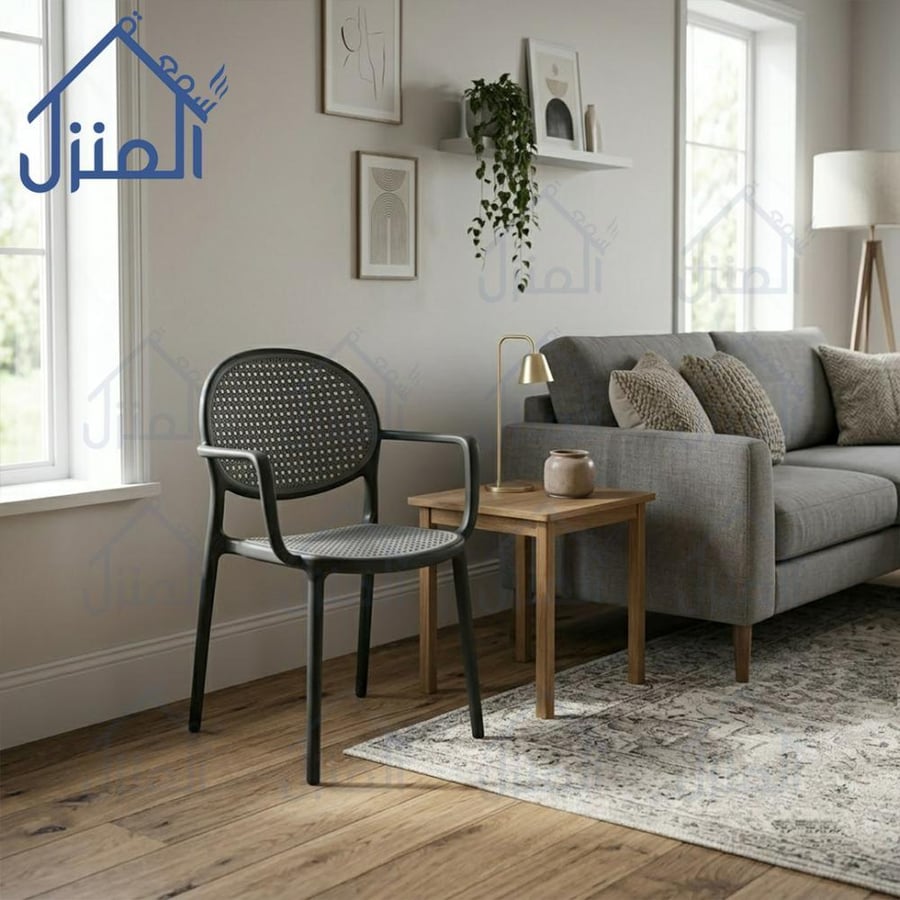 كرسي مودرن أسود بتصميم رتان ومساند ذراعين مريحة