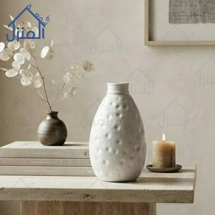فازة ديكور بملمس حبيبي ونتوءات خزفية باللون العاجي بطابع عضوي راقي
