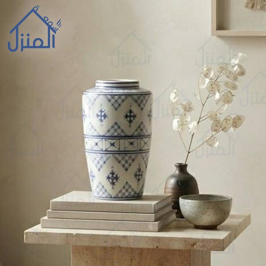 فازة ديكور بنقوش ماسية تراثية باللونين الأزرق والعاجي بلمسة خزفية راقي