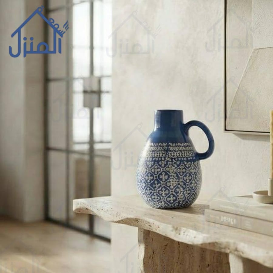 فازة ديكور بتدرج لوني باللونين الأسود والبني بتكوين فني متوازن