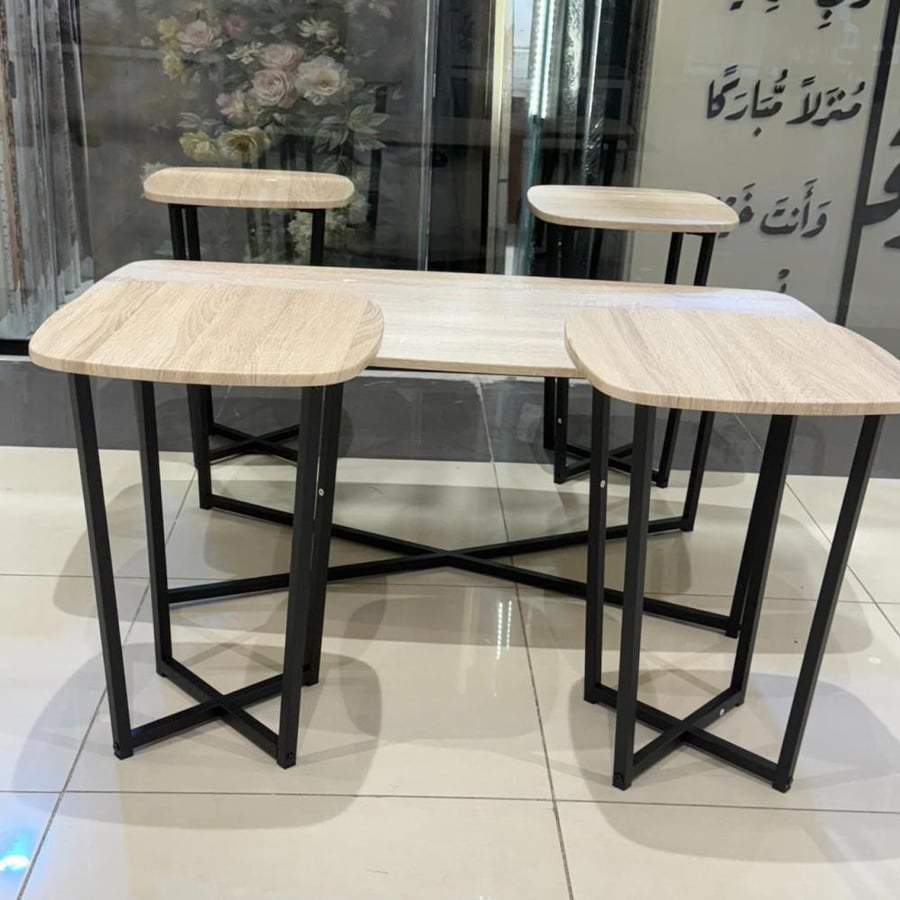 طاولة كبيرة خشبية مع قاعدة معدنية وأربع خدمات جانبية – تصميم عصري فاخر