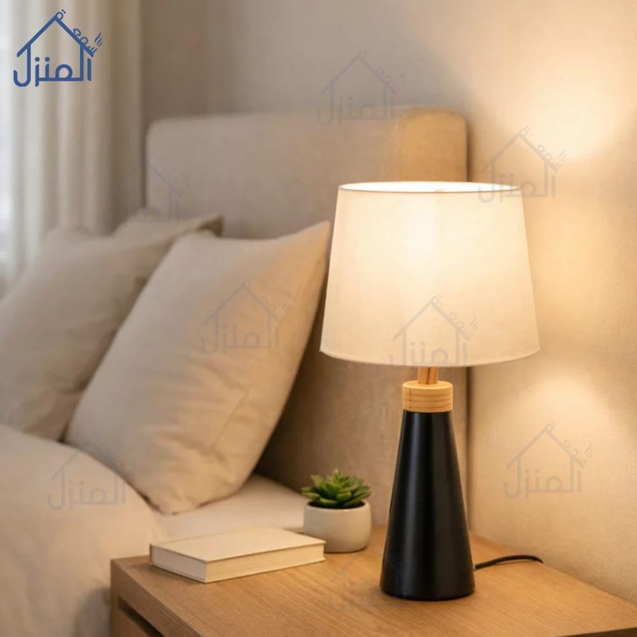 أباجورة طاولة سوداء بلمسات خشبية وتصميم مودرن أنيق