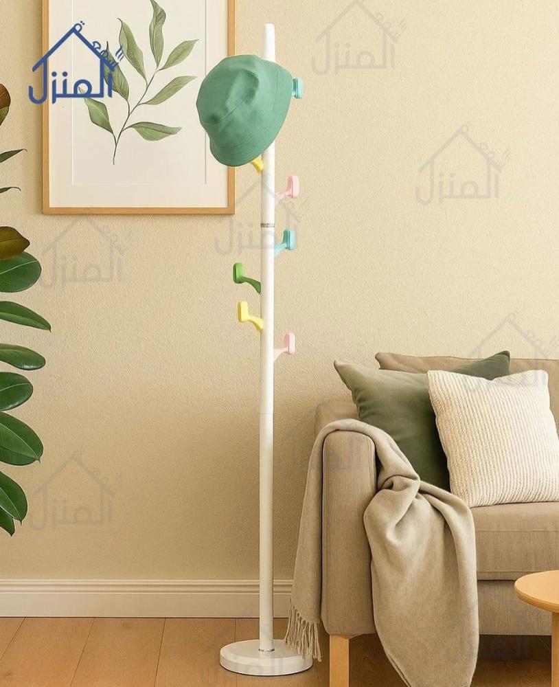 علاقة ملابس أرضية بيضاء بتصميم عصري بأذرع ملونة