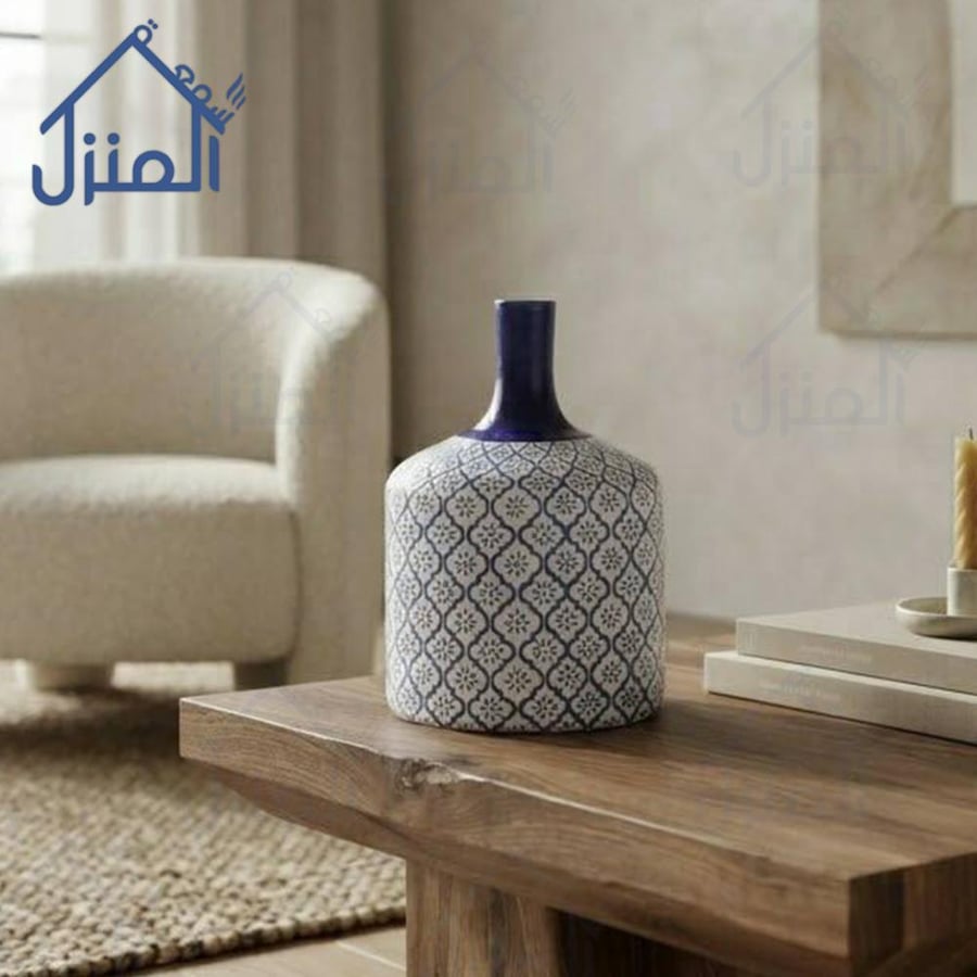 فازة ديكور بتدرج لوني باللونين الأسود والبني بتكوين فني متوازن