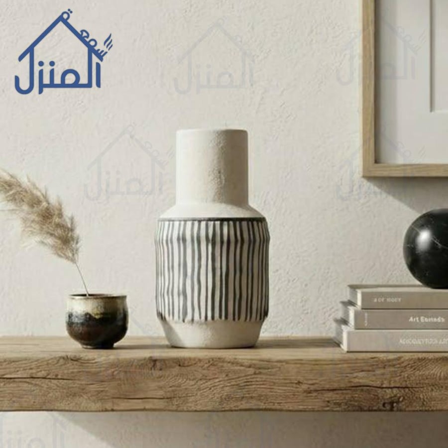 فازة ديكور بتدرج لوني باللونين الأسود والبني بتكوين فني متوازن