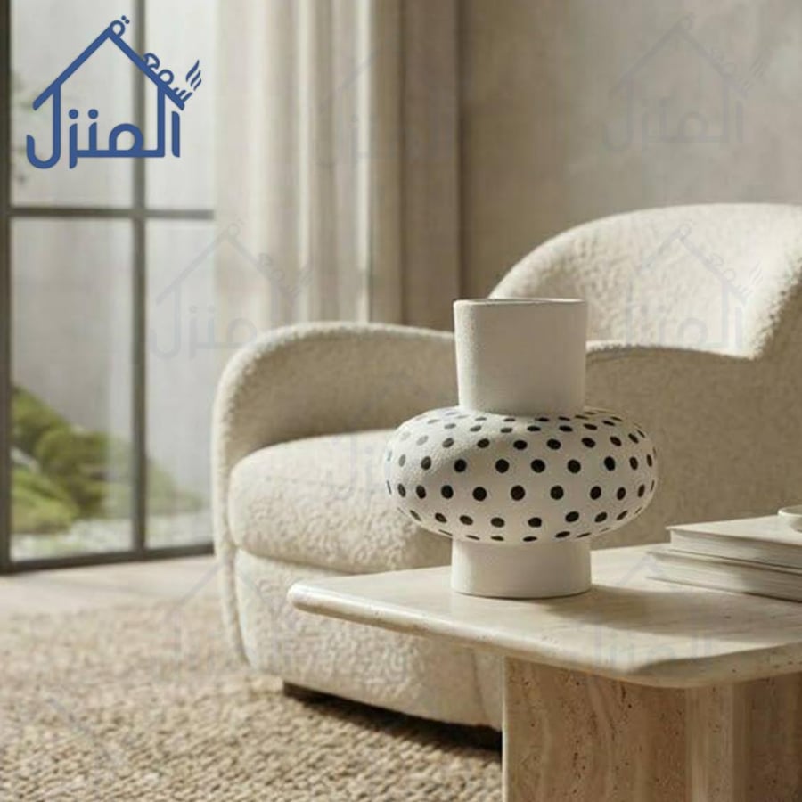 فازة ديكور بيضاء دائرية منقطة بتصميم فني مينيمال وقاعدة أسطوانية