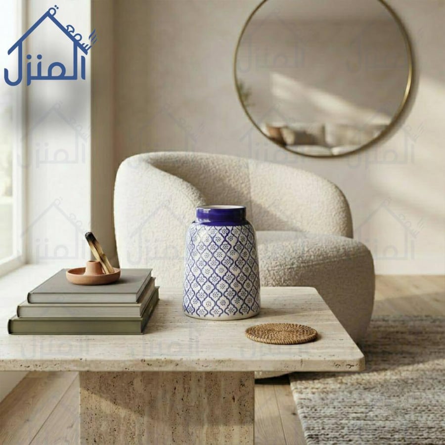 فازة ديكور بزخارف مغربية هندسية باللونين الأزرق والأبيض بلمسة تراثية