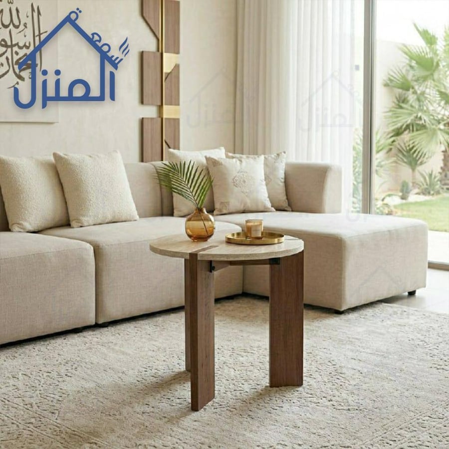 طاولة جانبية دائرية بسطح خشبي وقواعد خشبية بتصميم مودرن