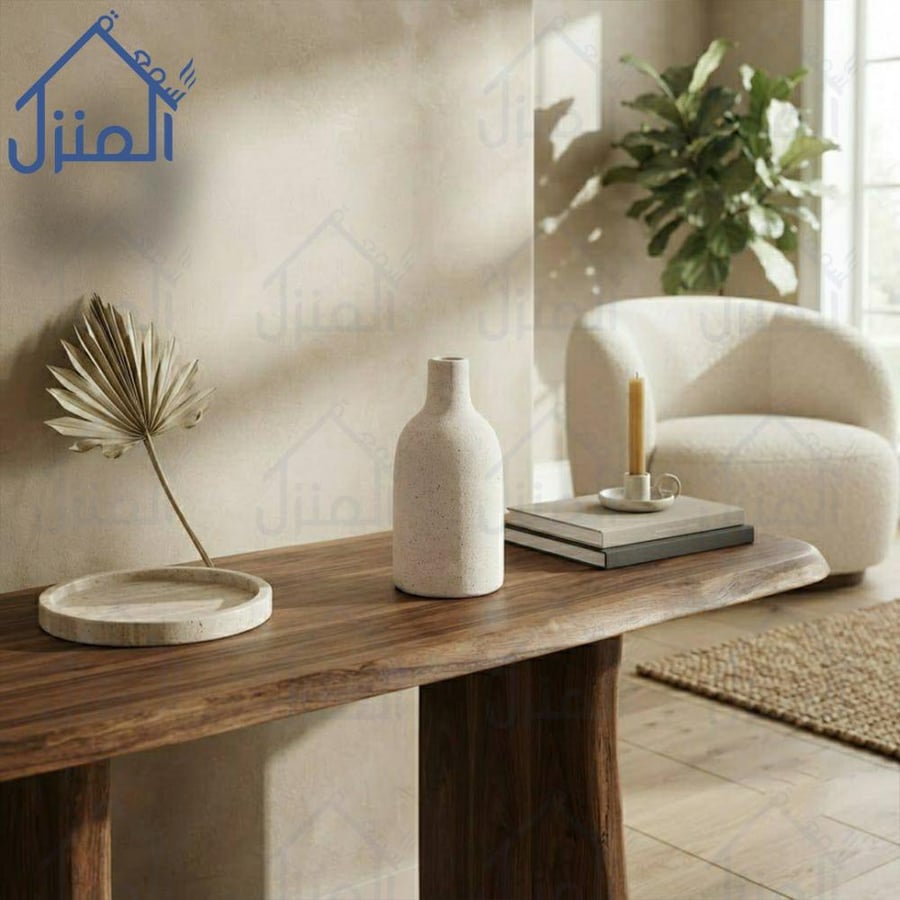 فازة ديكور بملمس حجري ناعم وخطوط انسيابية باللون العاجي
