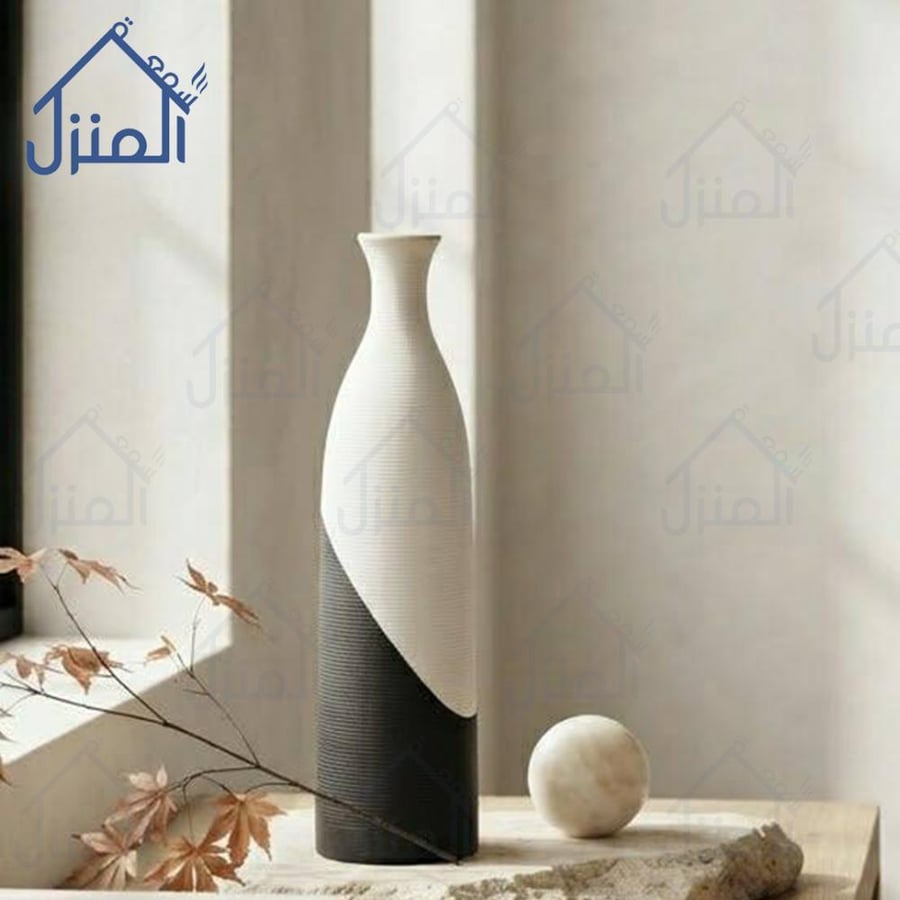 فازة ديكور طويلة بتدرج مائل باللونين الأبيض والأسود بتصميم انسيابي عصر