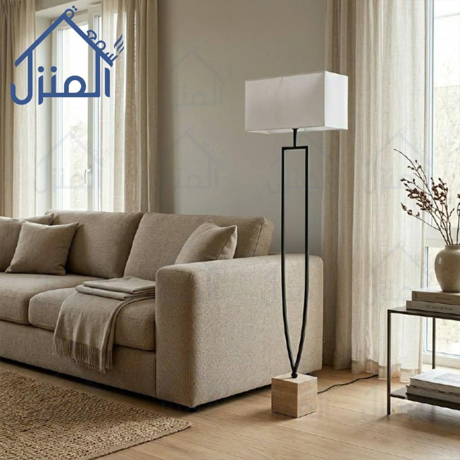 أباجورة أرضية فاخرة بقاعدة خشبية وتصميم معدني عصري