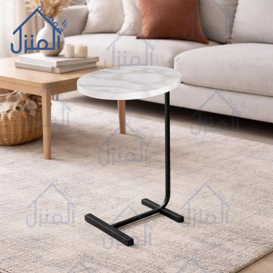 طاولة جانبية دائرية بسطح خشبي شكل رخامي وقاعدة معدنية تدخل أسفل الكنب