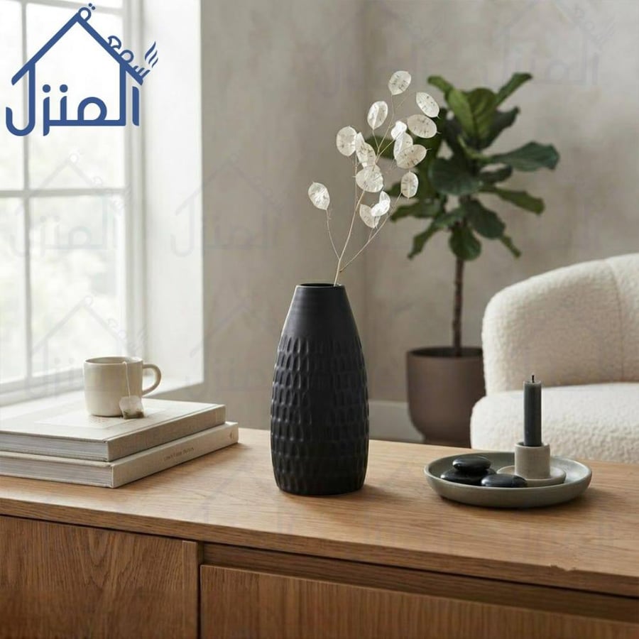 فازة ديكور بنقوش متدرجة باللون الأسود وتفاصيل هندسية عصرية بدون عود الزهور