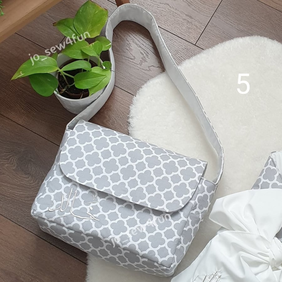4 شنطة المواليد ممكن تطريز الاسم - الوان متعددة