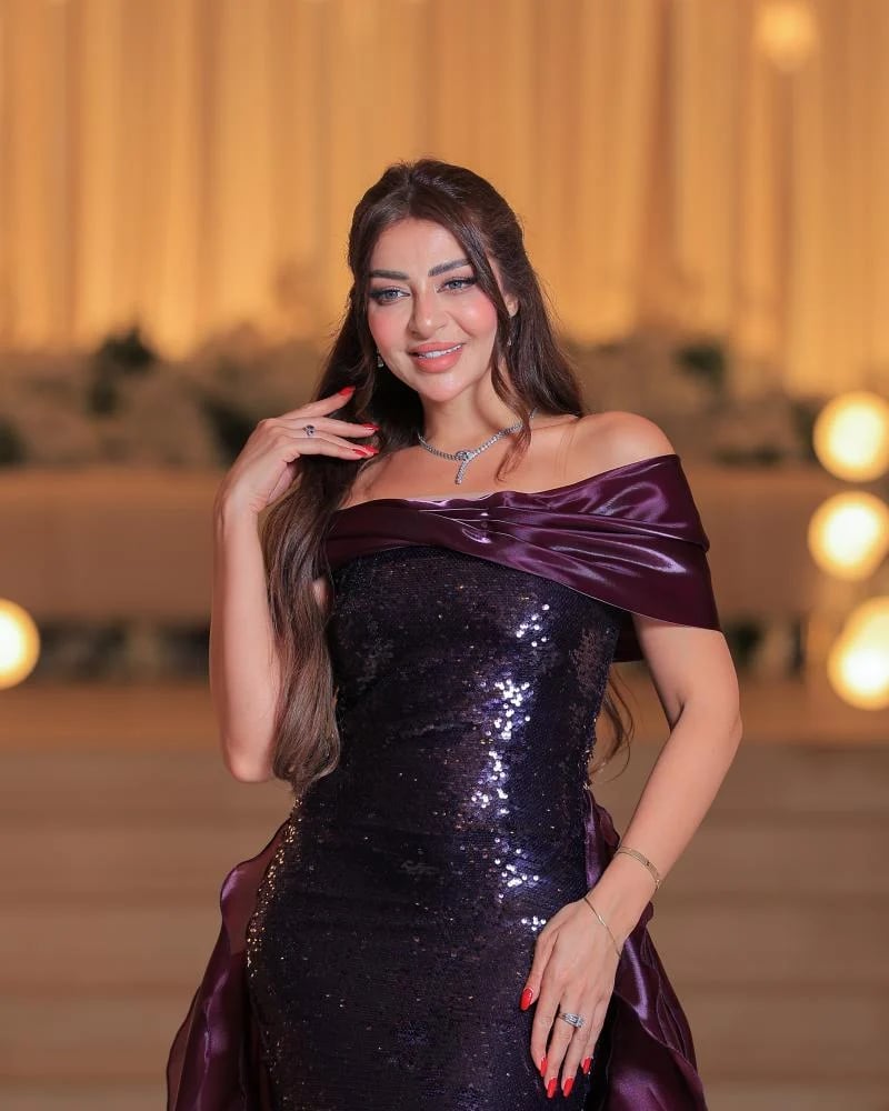 فستان سهرة بنفسجي باذنجاني بالترتر اللامع وياقة أوف شولدر ساتان مع كشكش جانبي فاخر