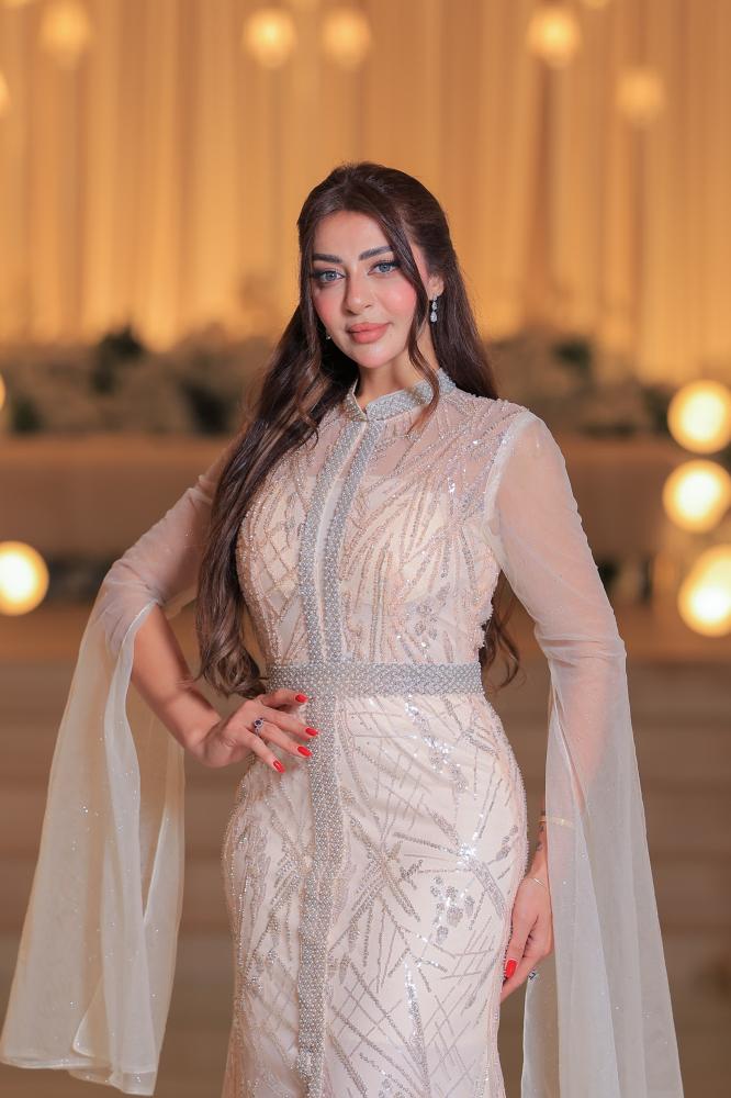 فستان سهرة شامبين فضي فاخر بقصة حورية وتطريز كريستالي مع أكمام كاب شفافة