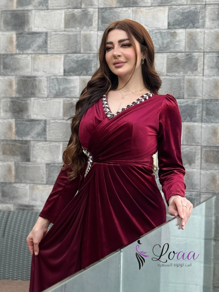 فستان السهرة المخملي العنابي بتطريز كريستالي فاخر