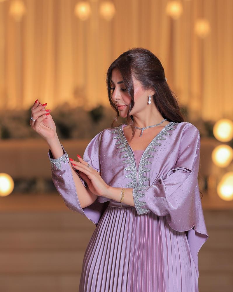 فستان سهرة ليلكي لؤلؤي بطبقات بليسيه وكاب ساتان مطرز بالكريستال