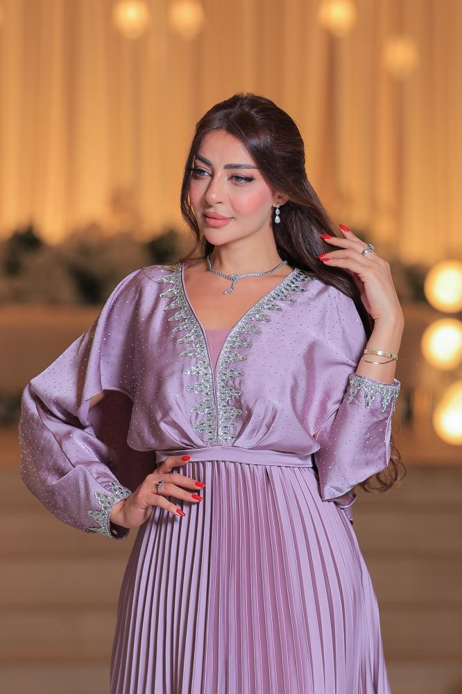 فستان سهرة ليلكي لؤلؤي بطبقات بليسيه وكاب ساتان مطرز بالكريستال