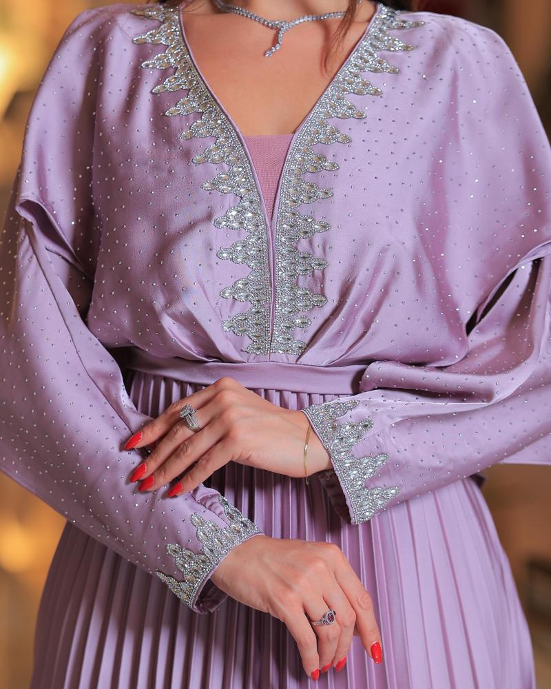 فستان سهرة ليلكي لؤلؤي بتنورة بليسيه وكاب ساتان مطرز بالكريستال