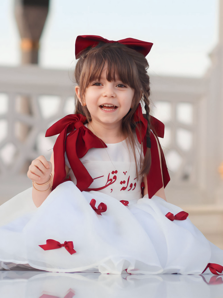 فستان ابيض مع ربطة خصر