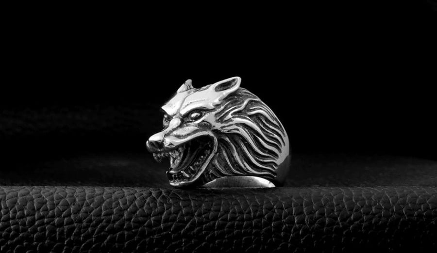 Men's ring in the shape of a wolf's head, silver color