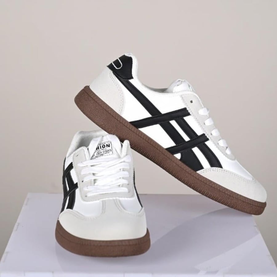 Sports shoes