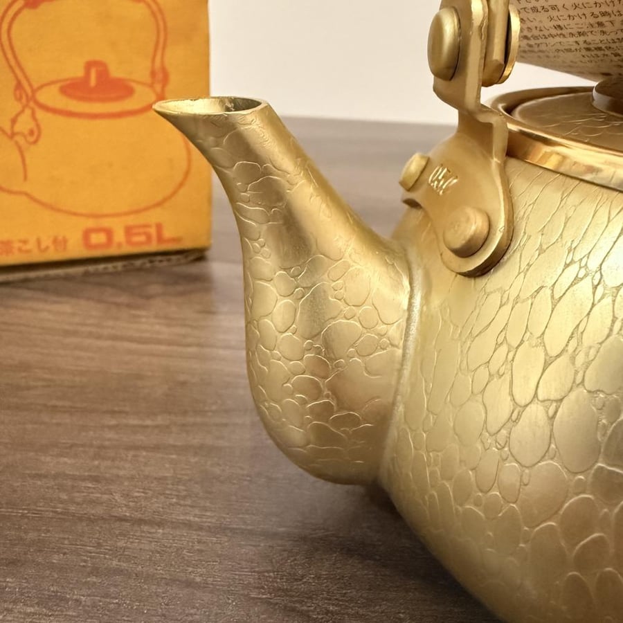 ابريق كينتارو المنيوم منقوش ذهبي فاتح 0.5 لتر