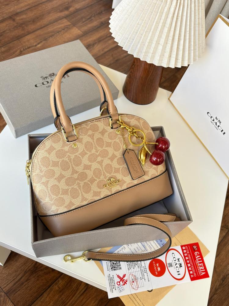 شنطة كوتش هرم مع كرز
