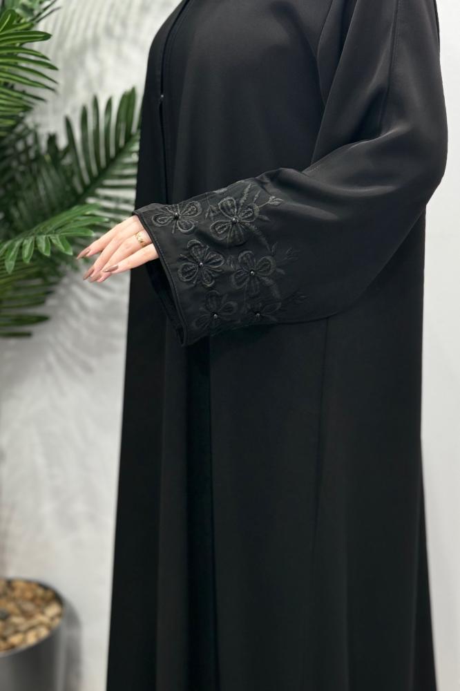 The word "وصايف" is not clear or standard in Saudi cultural context, and it appears to be a typo or misspelling. Since it is a single word and not a recognized term, the translation is an empty string.