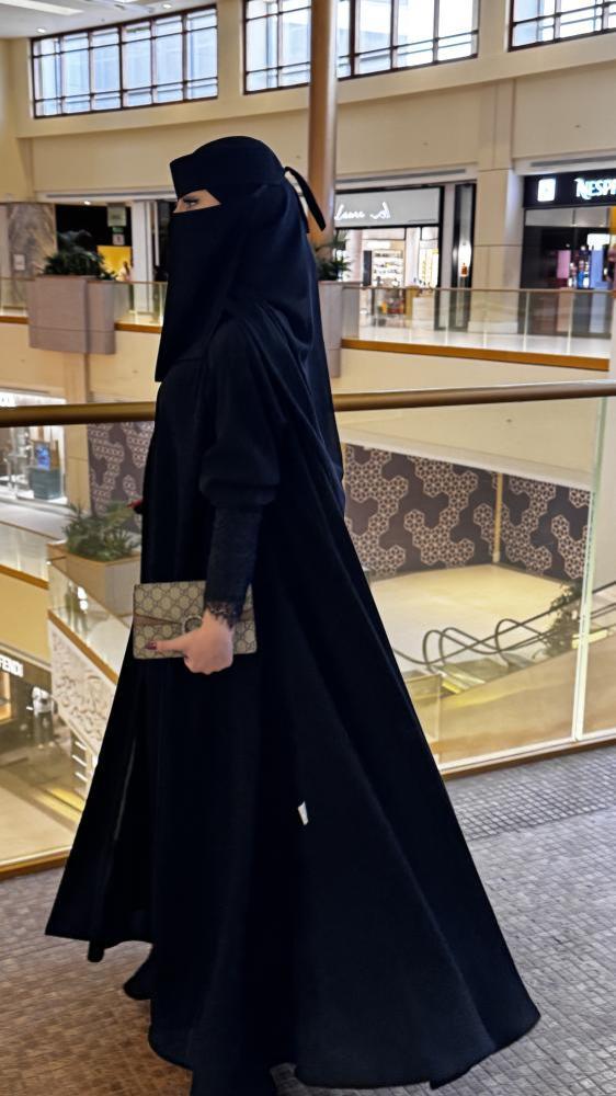 قماش العبايه كريب صيفي كوري مع دانتيل فرنسي . قصتها تربل کلوش