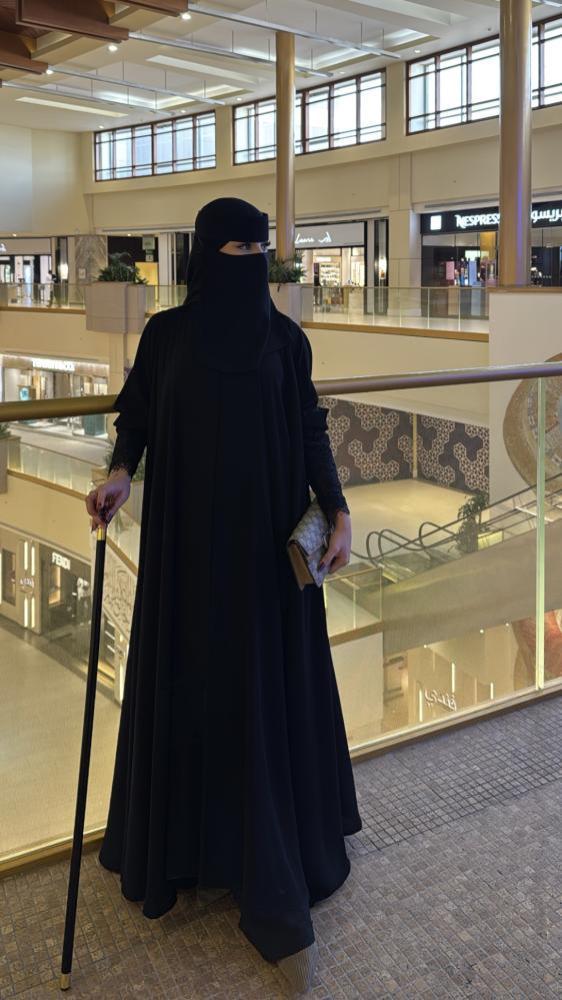قماش العبايه كريب صيفي كوري مع دانتيل فرنسي . قصتها تربل کلوش