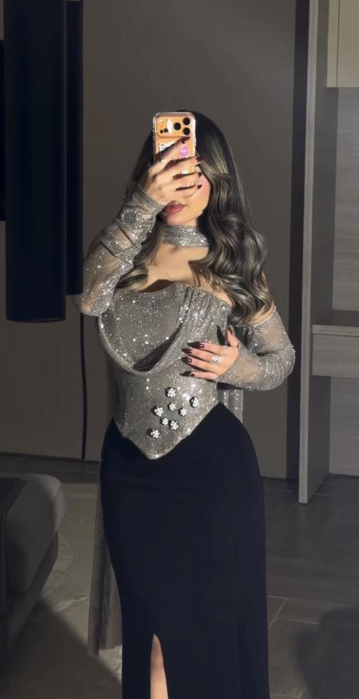 فستان سهرة بتنورة كريب سوداء مع بلوزة شبك مطرزه