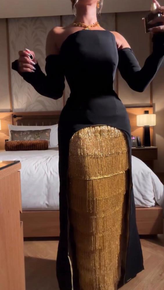 فستان سهرة أسود توب بهدب ذهبي وأكمام منفصله