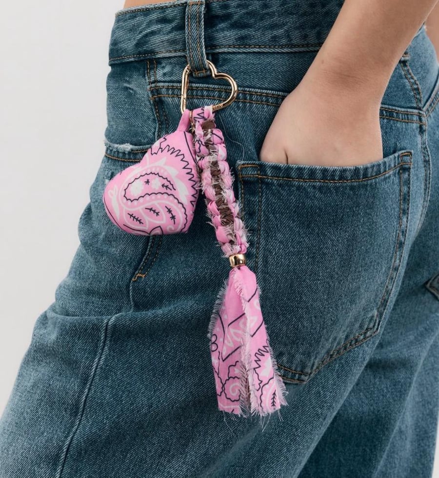تعليقة حقيبة قلب باندانا مع شال مضفر – Bandana Heart Bag Charm