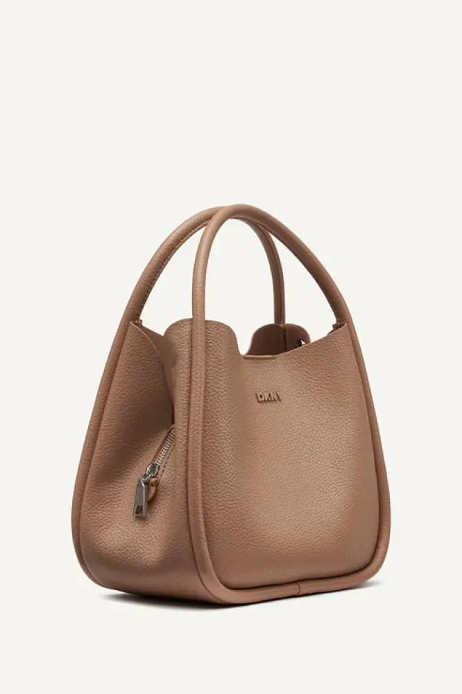 حقيبة DKNY جلد ناعم – تصميم هوبو عصري مع حزام عريض (عدة ألوان)
