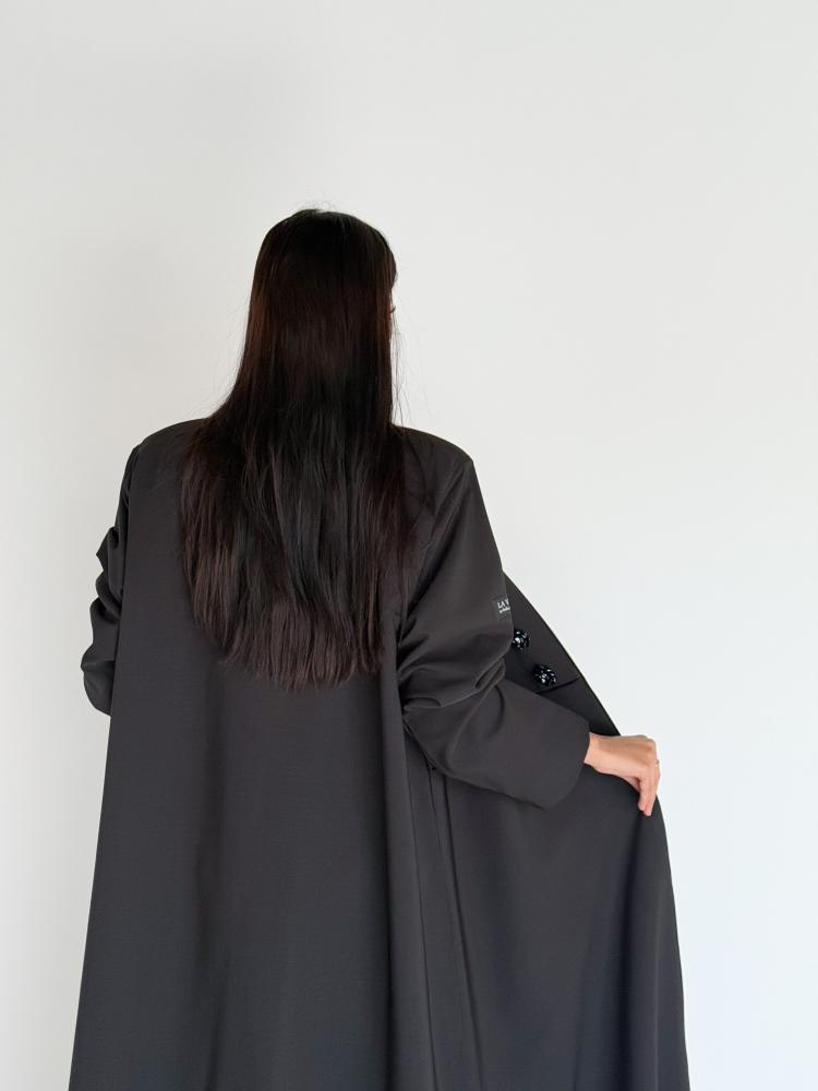 عباية نسائية باللون الأسود مع تفاصيل أنيقة