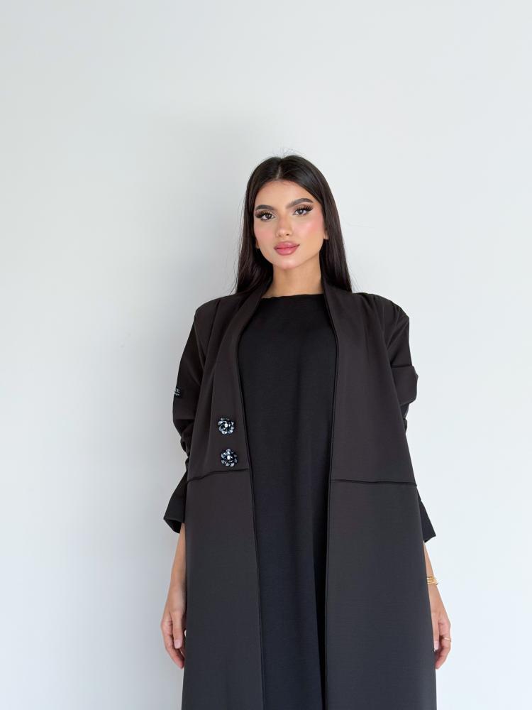 عباية نسائية باللون الأسود مع تفاصيل أنيقة